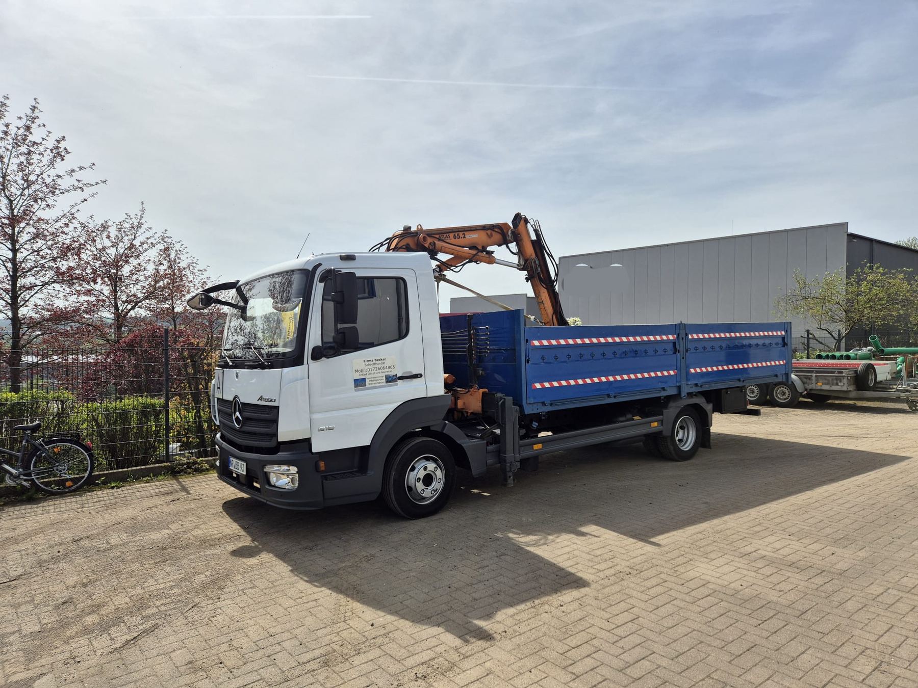 Becker Recycling LKW mit Ladekran und Pritsche
