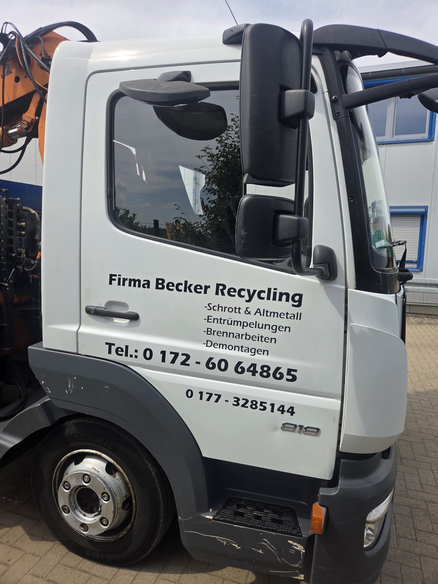 LKW von Becker Recycling mit Ladekran im Einsatz